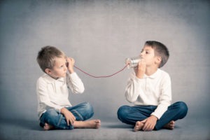 deux enfants qui parlent et écoutent